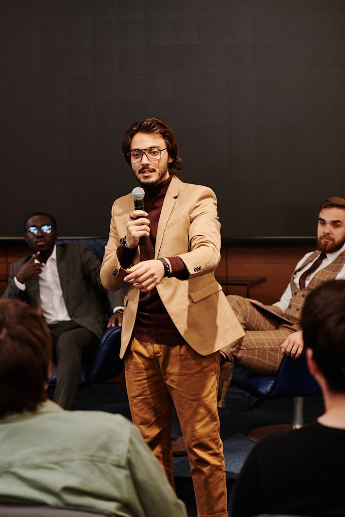 Speaker engages audience during a business conference, fostering interactive discussion.